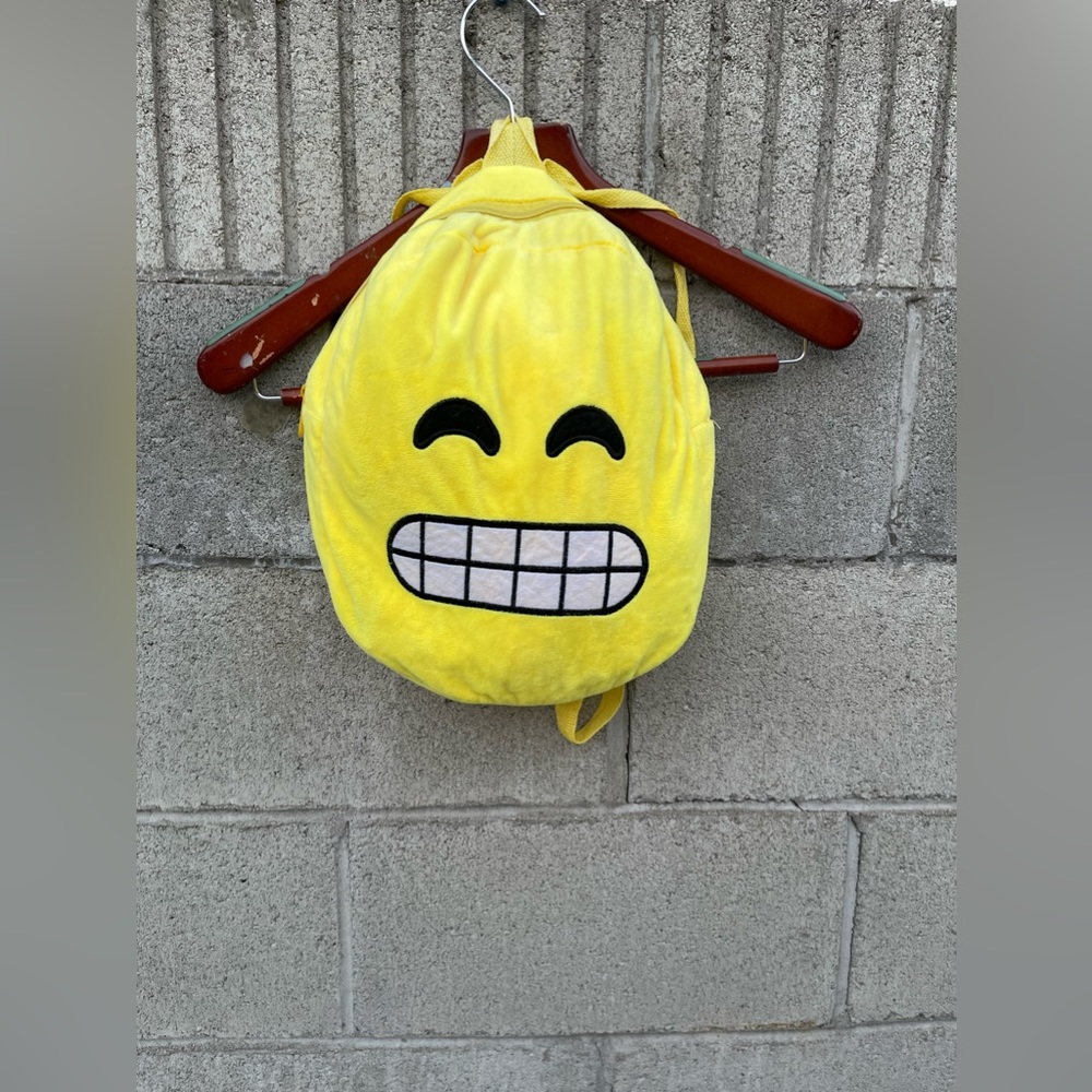 Emoji back pack yellow one size not new but great conduction.
